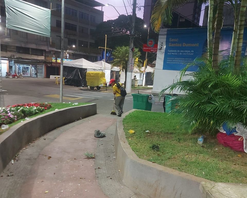 Madrugada de trabalho: equipe garante limpeza e agilidade após folia em Santos Dumont